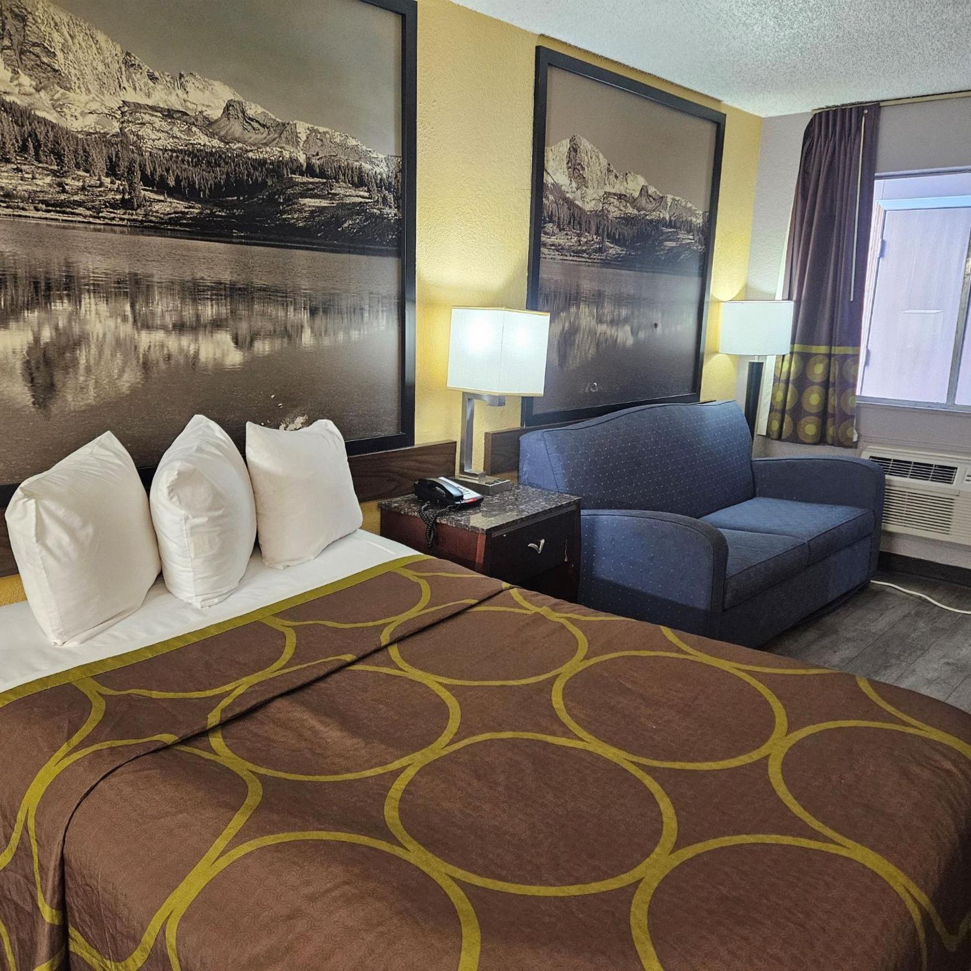 Super 8 By Wyndham Denver Central Exterior photo
